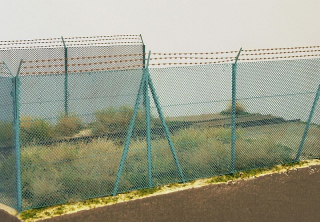 Model Scene Drátěný plot vysoký s ostnatým drátem TT